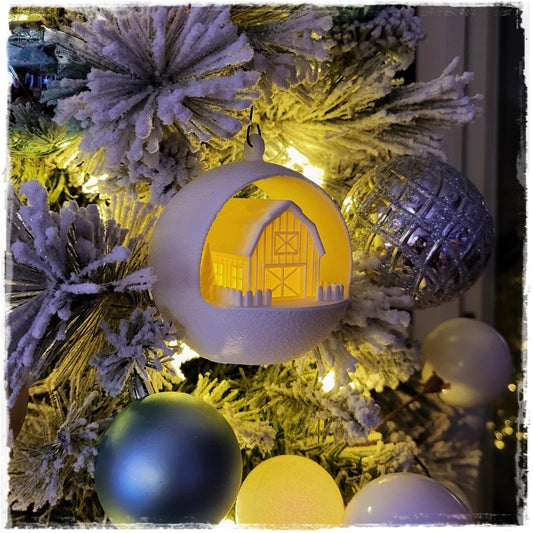 Christbaumschmuck "Leuchtende Scheune" – Deine magische Weihnachtsbaumkugel!